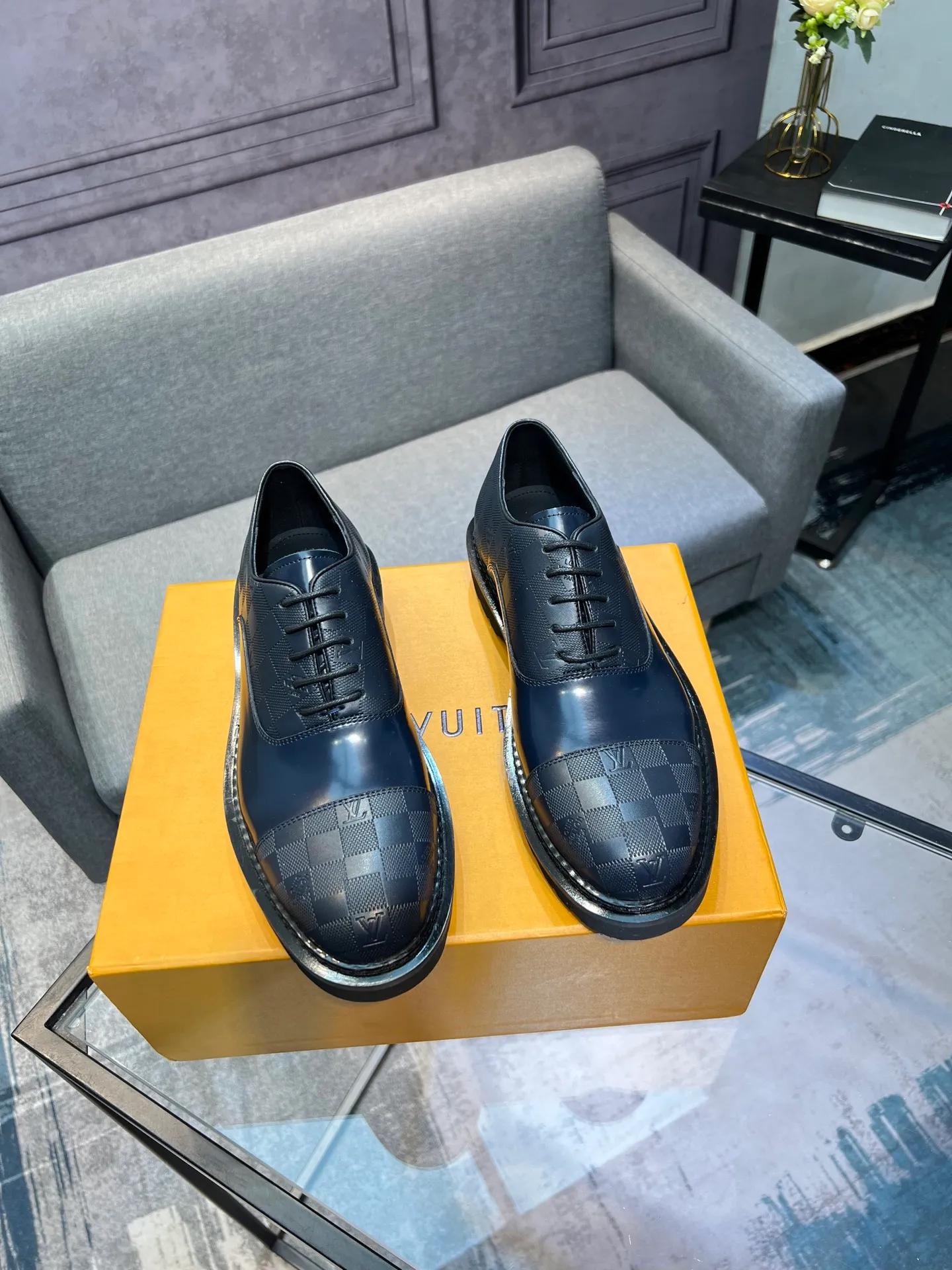Men's shoes 💰820 [LV] - High-end quality - Upper: 🔝 tumbled cowhide, Nappa cowhide, brand logo sewn on shoe body - Lining: cowhide, foot pads; water-dyed cowhide - Outsole: TPR·rubber foam; two-color molded outsole -Super high quality control·Fine workmanship: highlighted (high-end·luxury·grade) -Size: 39-44 (38 45 can be customized)